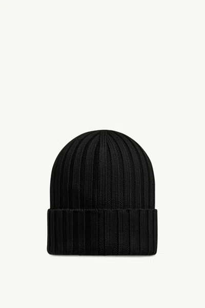 Moncler Mol20933b00036a9327999bb Ribbed Merino Wool Beanie In Black