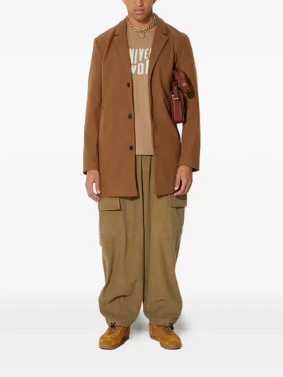 Universal Works 로고 프린트 티셔츠 In Brown
