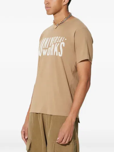 Universal Works 로고 프린트 티셔츠 In Brown