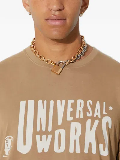 Universal Works 로고 프린트 티셔츠 In Brown