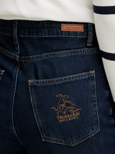 Trussardi 로고 자수 진 In Blue