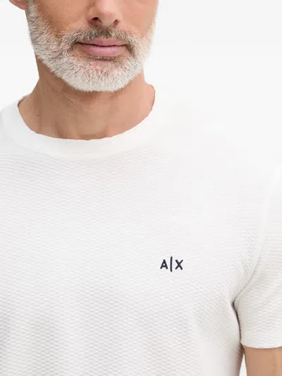 Armani Exchange 로고 자수 텍스처 티셔츠 In White