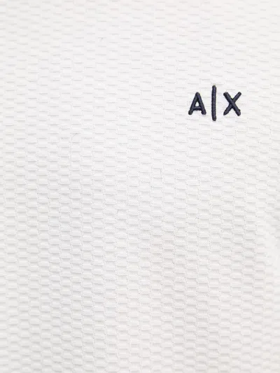 Armani Exchange 로고 자수 텍스처 티셔츠 In White