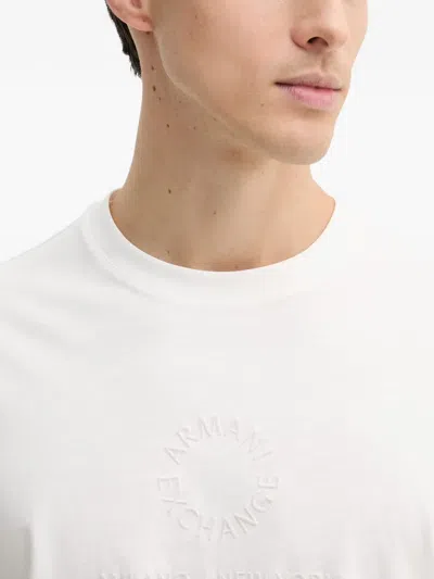 Armani Exchange 엠보스드 로고 반소매 티셔츠 In White