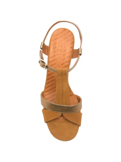 Chie Mihara T 스트랩 샌들 In Brown