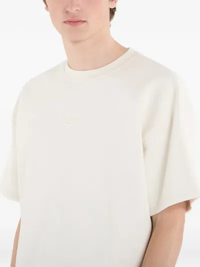 Reebok 워드로브 에센셜 크루 넥 티셔츠 In White