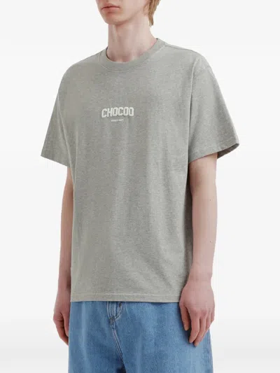 Chocoolate 로고 프린트 티셔츠 In Gray