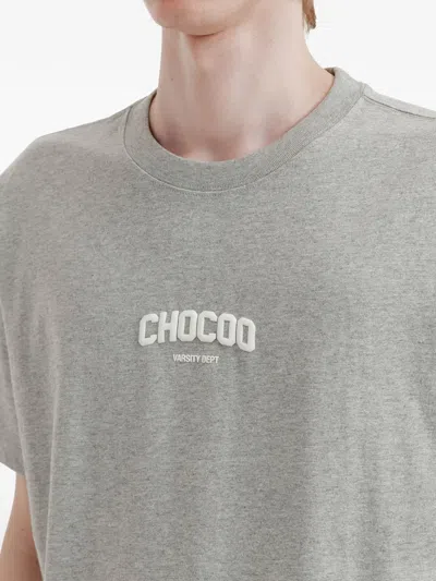 Chocoolate 로고 프린트 티셔츠 In Gray