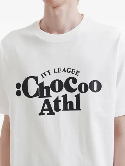 Chocoolate 그래픽 프린트 반소매 티셔츠 In White