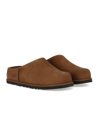 Ugg Matte Finish Smooth Rounded Toe Clogs In Brown