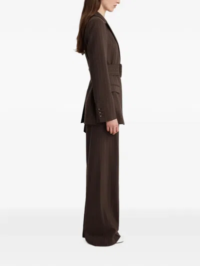 Anna Quan 콜린 벨트 핀스트라이프 블레이저 In Brown