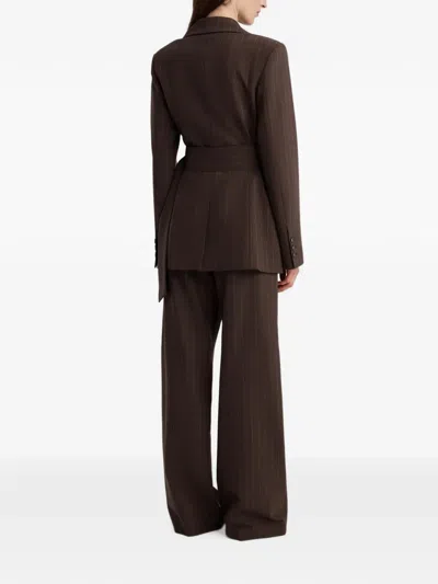 Anna Quan 콜린 벨트 핀스트라이프 블레이저 In Brown