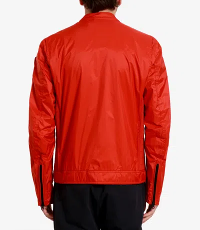 Blauer 布劳尔·高士 红色 In Red