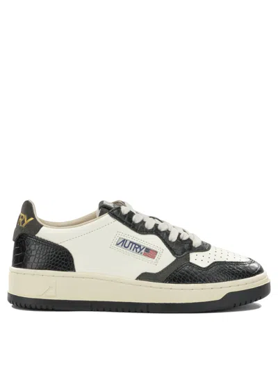Autry Medalist Low Sneakers In Calf Leather With Perforated Toe In Black