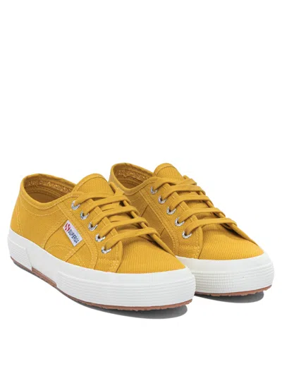 Superga 运动鞋和一脚蹬 In Yellow