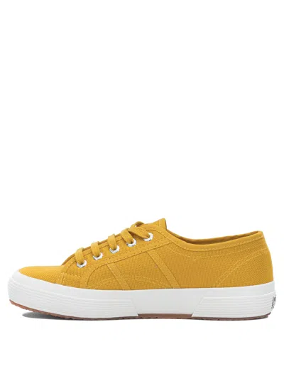 Superga 运动鞋和一脚蹬 In Yellow