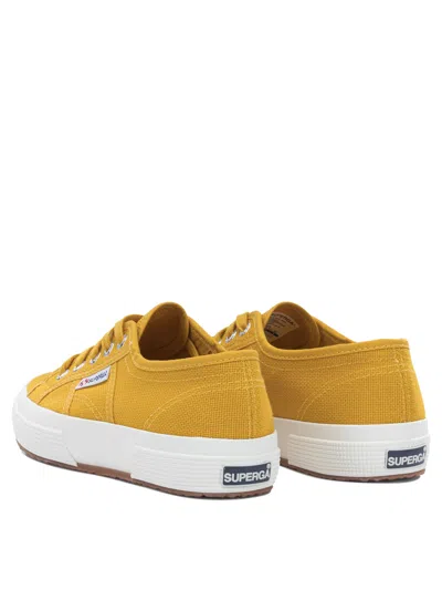 Superga 运动鞋和一脚蹬 In Yellow