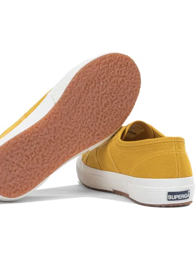 Superga 运动鞋和一脚蹬 In Yellow
