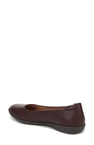 Naturalizer Flexy Flat In Brown