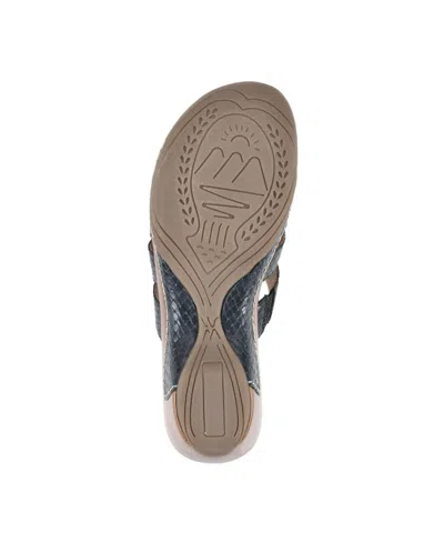 White Mountain Valora Platform Sandal In Black