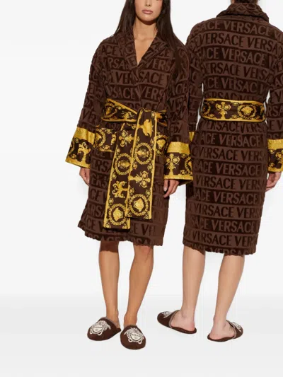 Versace Home 아이 러브 바로크 로고 프린트 가운 In Multi