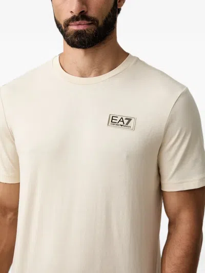 Ea7 로고 패치 티셔츠 In Neutral