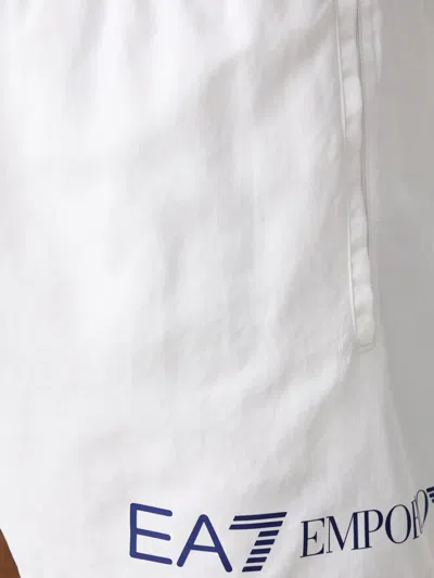 Ea7 로고 프린트 드로스트링 스윔 쇼츠 In White