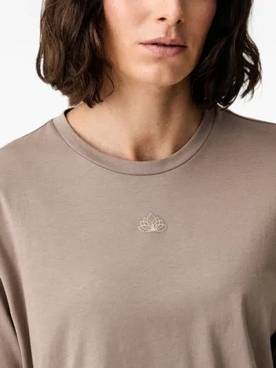 LOTUS-EMBROIDERED SHORT-SLEEVE T-SHIRT
