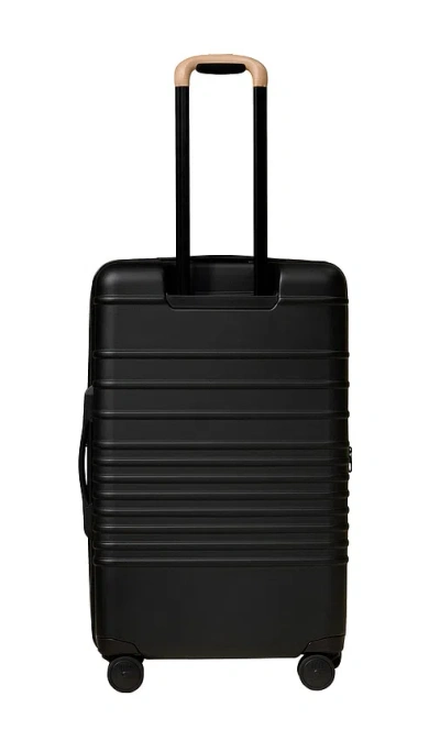 Beis The Medium Check-in Roller In Black