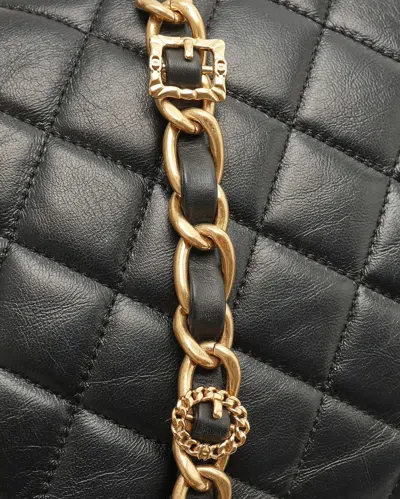 Chanel 24a Messenger Bag In Black
