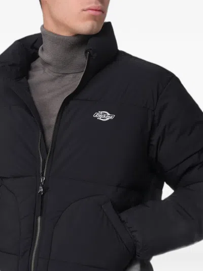 Dickies 로고 패치 퀼팅 재킷 In Black