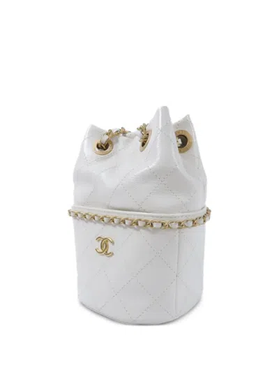 Chanel 퀼팅 버킷 백 In White