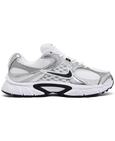 Nike V5 Rnr Sneaker In White