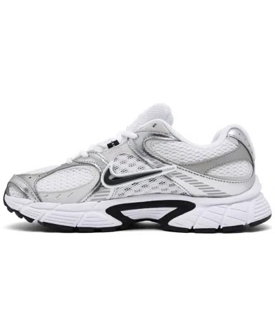 Nike V5 Rnr Sneaker In White