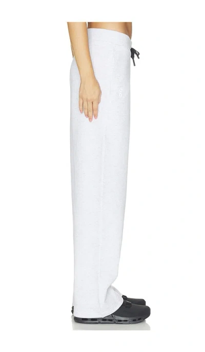 On Focus Tech Sweatpants In White