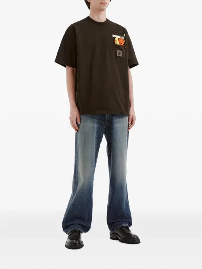 Doublet 캐릭터 패치 체스트 포켓 티셔츠 In Brown