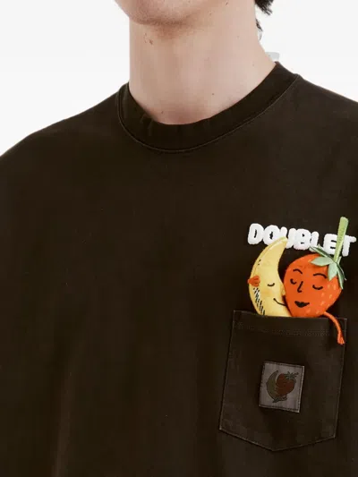 Doublet 캐릭터 패치 체스트 포켓 티셔츠 In Brown