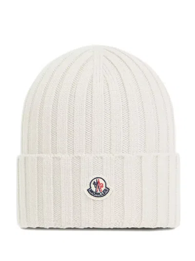Moncler Ribbed-knit Logo-patch Virgin Wool Beanie In Bianco