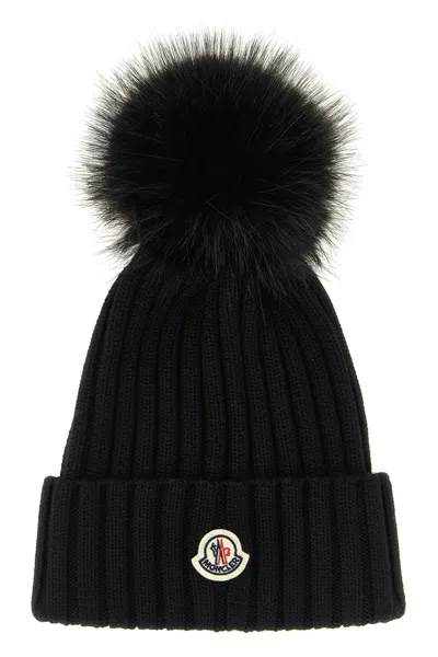 Moncler Ribbed Knit Wool Beanie With Faux Fur Pom-pom In Schwarz