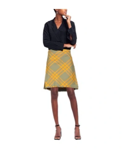Burberry Mini Skithe Plaid Pattern Wraps Around The Skirtrts In Green