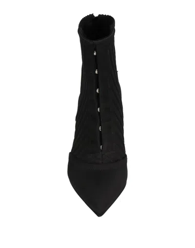 Dolce & Gabbana Solid Color Pointed-toe Ankle Boots In Black