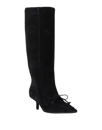 Burberry Simple Boots In Black