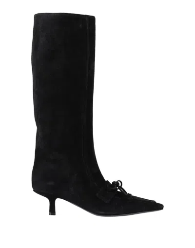 Burberry Simple Boots In Black