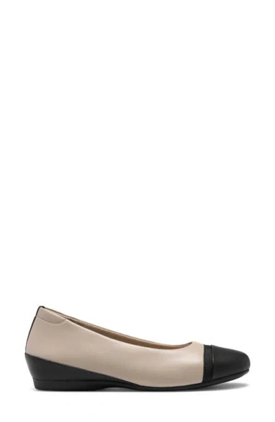 Clarks Cathrynn Dusk Flat In Neutral