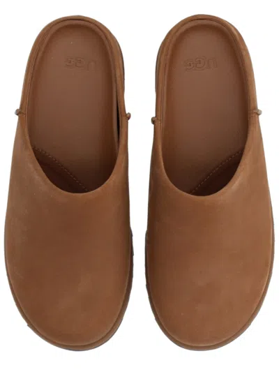 Ugg Matte Finish Smooth Rounded Toe Clogs In Brown