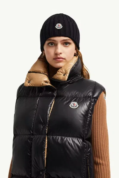 Moncler Mol20933b00036a9327999bb Ribbed Merino Wool Beanie In Black