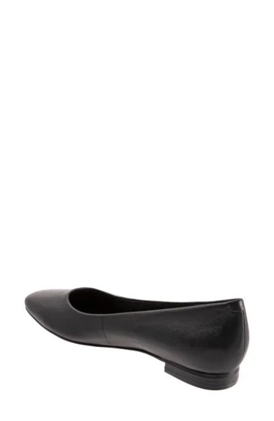 Trotters Honor Flat In Black