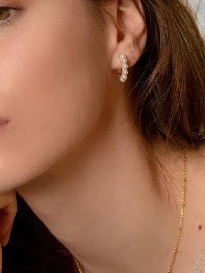 Dower & Hall Medium Timeless Pearl Huggie Earrings In Metallic