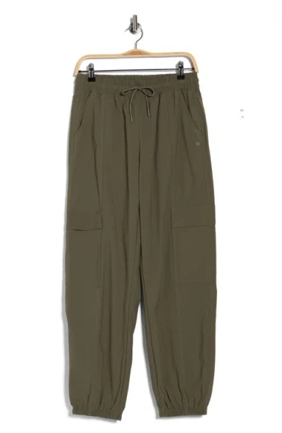 Layer 8 Explore Woven Pants In Leaf Xs