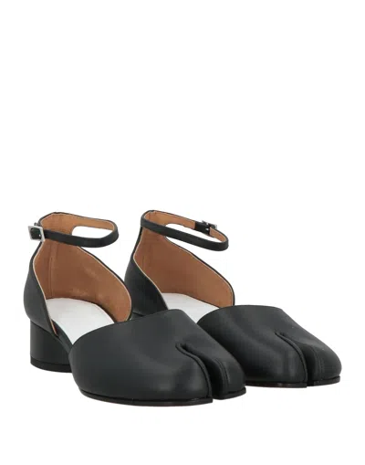 Maison Margiela Solid Color Courts In Black